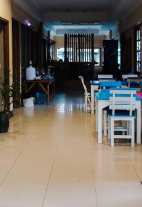 una stanza con tavoli e sedie di Mapping Hostel a Chiang Mai