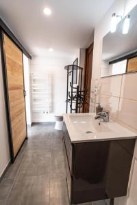 a bathroom with a sink and a mirror at La Maison au bord du Lac in Chemillé-sur-Indrois