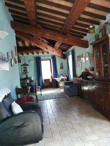 a living room with blue walls and wooden ceilings at Locanda della Braccesca in Ponte Pattoli