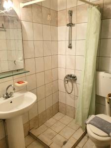 Kúpeľňa v ubytovaní Dioskouroi Apts + 36 fotografií
