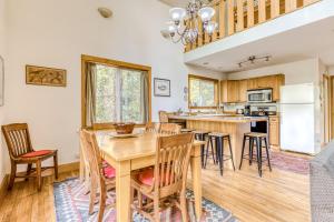 eine Küche und ein Esszimmer mit einem Holztisch und Stühlen in der Unterkunft Wildwood Cabin in Welches