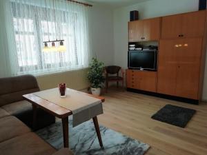 a living room with a couch and a table at Ferienwohnung Ahrens in Hoyerswerda