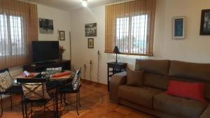 Televízia a/alebo spoločenská miestnosť v ubytovaní Isleta apartamento con terraza, vistas y WIFI
