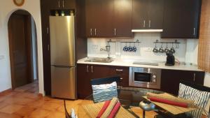 Kuchyňa alebo kuchynka v ubytovaní Isleta apartamento con terraza, vistas y WIFI