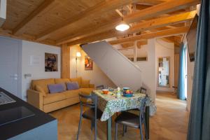 - un salon avec une table et un canapé dans l'établissement d'ARTEmisia Chambres d'hôtes, à Pont-Saint-Martin
