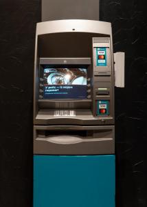 eine Geldautomat mit einem Fernseher darin in der Unterkunft Globe Runner Hostel in Kiew