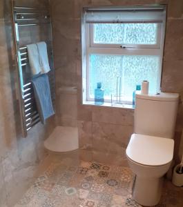 A bathroom at The Rockhouse - Cosy stone built Thatch Cottage