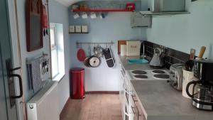 A kitchen or kitchenette at The Rockhouse - Cosy stone built Thatch Cottage