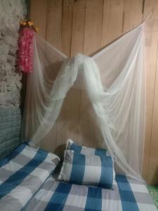a bedroom with a bed with a mosquito net at Quang Thuận Bản Giốc Homestay in Cao Bằng