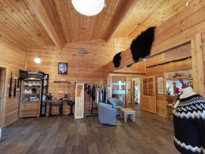 vestidor con paredes de madera y techo de madera en Hotel Stundarfridur, en Stykkishólmur