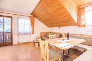 Kuglerhof Apt 1 في كاديبيترا: غرفة معيشة مع طاولة وأريكة
