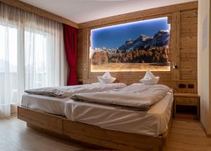 Postel nebo postele na pokoji v ubytování Berg Hotel Latemar Spitze