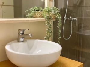 - Baño con lavabo blanco y ducha en Mouraliz Apartments by HD PROPERTIES - Vilamoura Marina en Vilamoura