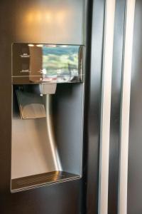 Elle comprend un réfrigérateur et une télévision. dans l'établissement Das Neue Sonnberg Living, SKI IN-SKI OUT, à Brixen im Thale
