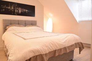 Säng eller sängar i ett rum på Stylish 2 Bed Apartment in West Hampstead