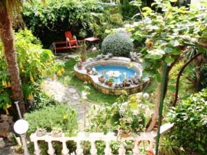 un jardín con una pequeña piscina en el patio en Apartment Like Home, en Gradac