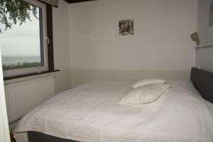 Tempat tidur dalam kamar di Sommerhäuschen - a61542