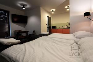 Łóżko lub łóżka w pokoju w obiekcie Lyck Apartamenty