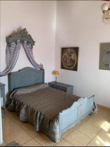 um quarto com uma cama de dossel grande em Appartement d'exception sur le port pittoresque de Marseillan em Marseillan