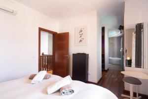 Postel nebo postele na pokoji v ubytování Tilley. Private Villa