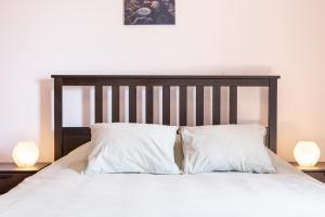 Postel nebo postele na pokoji v ubytování Tilley. Private Villa