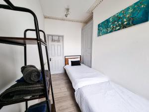 Tempat tidur susun dalam kamar di Newly Refurbished Flat in Central Cheltenham With Parking