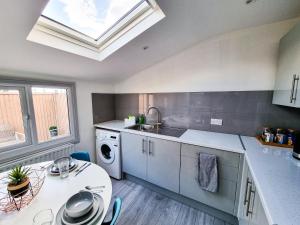 Ett kök eller pentry på Newly Refurbished Flat in Central Cheltenham With Parking