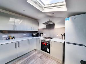 Dapur atau dapur kecil di Newly Refurbished Flat in Central Cheltenham With Parking