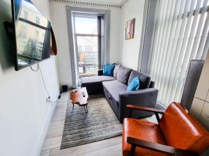 Area tempat duduk di Newly Refurbished Flat in Central Cheltenham With Parking