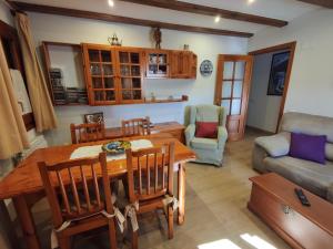 sala de estar con mesa de madera y sillas en Casa Siñantonio Benasque centro, en Benasque