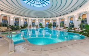 Peldbaseins naktsmītnē Monte-Carlo Bay Hotel & Resort vai tās tuvumā