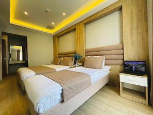 2 Betten in einem Zimmer mit Fenstern in der Unterkunft Zem Hotel in Istanbul + 16 Fotos