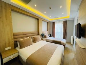 ein Hotelzimmer mit einem großen Bett und einem Fernseher in der Unterkunft Zem Hotel in Istanbul