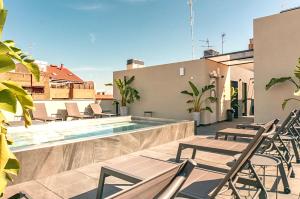 The swimming pool at or close to Valencia Luxury - Sea Port II