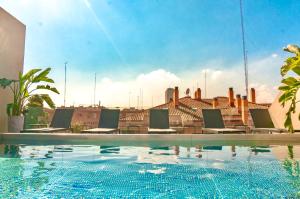 The swimming pool at or close to Valencia Luxury - Sea Port II