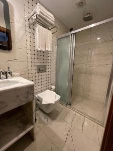 Ein Badezimmer in der Unterkunft Zem Hotel