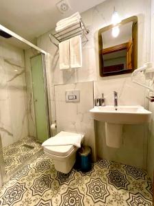Ein Badezimmer in der Unterkunft Zem Hotel