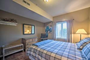 1 dormitorio con 1 cama, TV y ventana en Hunter Mountain Ski Retreat - Steps to Lift!, en Hunter