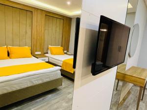 ein Zimmer mit zwei Betten und einem Flachbildfernseher in der Unterkunft Zem Hotel in Istanbul
