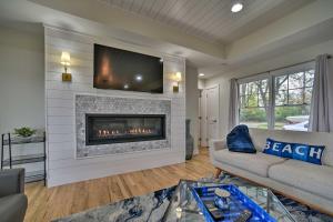 Χώρος καθιστικού στο Fenton Home with Patio and All Sports Lake Access