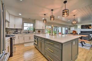 Η κουζίνα ή μικρή κουζίνα στο Fenton Home with Patio and All Sports Lake Access