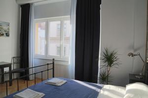 Postel nebo postele na pokoji v ubytování Charles Square Apartments