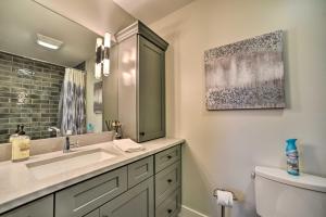 Ένα μπάνιο στο Fenton Home with Patio and All Sports Lake Access +22 φωτογραφίες