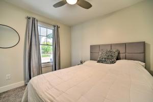 Ένα ή περισσότερα κρεβάτια σε δωμάτιο στο Fenton Home with Patio and All Sports Lake Access