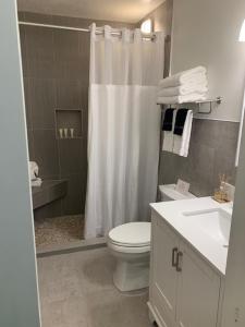 A bathroom at Kona Kai Resort and Gallery