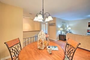 ein Esszimmer mit einem Tisch und zwei Stühlen in der Unterkunft Townhome on Lake Desoto Deck and Water Views! in Hot Springs Village