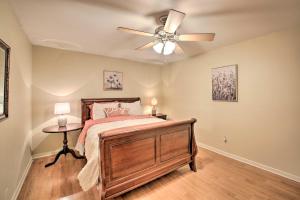 ein Schlafzimmer mit einem Bett und einem Deckenventilator in der Unterkunft Townhome on Lake Desoto Deck and Water Views! in Hot Springs Village + 32 Fotos