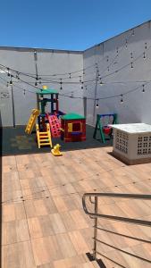 ein Zimmer mit einem Spielplatz mit Spielgeräten und Lichtern in der Unterkunft Apartamento 2 quartos Vista para o mar in Vila Velha