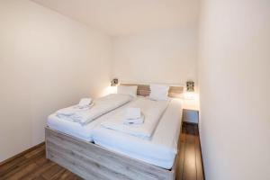a bedroom with two beds with white sheets at Appartement Sophia in Sankt Martin
