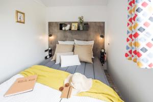 een slaapkamer met een groot bed met gele lakens bij Camping Paris Beau Village in Villiers-sur-Orge